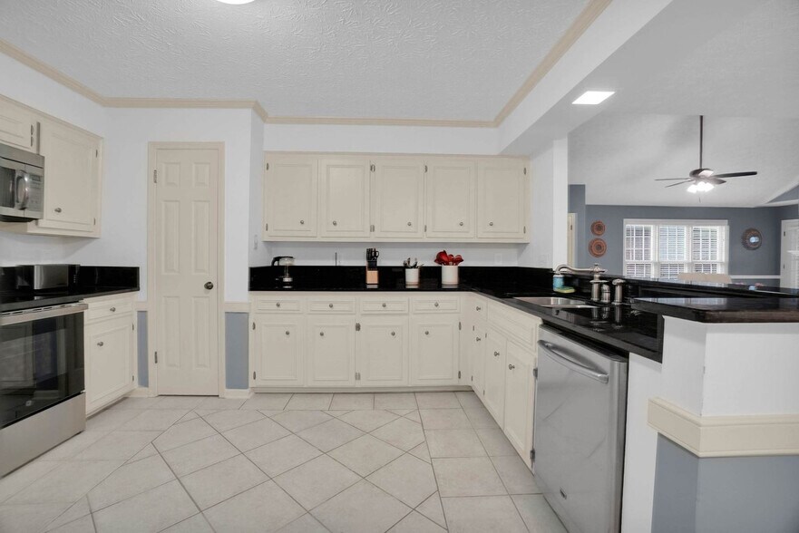 Building Photo - 6509 Enfield Mews