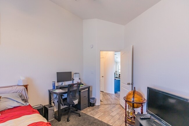 Building Photo - Beautiful Home in the Golf Course Area