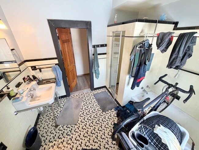 Building Photo - 203 Maple St