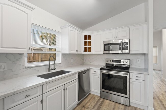 Building Photo - 14576 Sunset Pine Dr