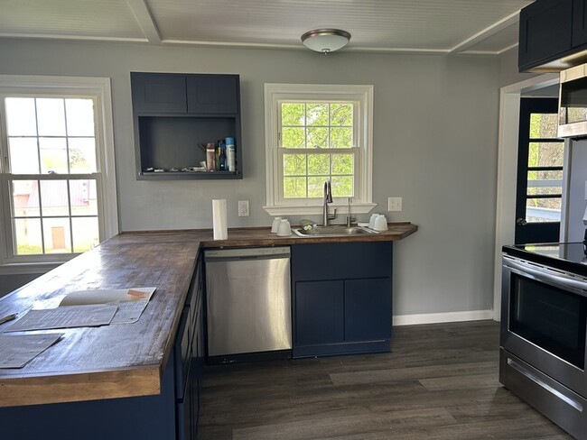 Building Photo - Newly Renovated 2 Bedroom Home Available f...