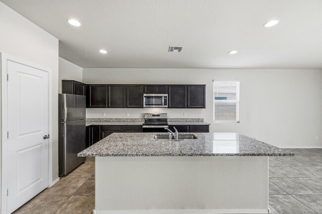 Building Photo - 1033 W Avalon Canyon Dr