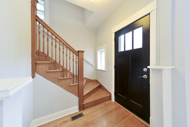 Foyer - 2500 N Francisco Ave