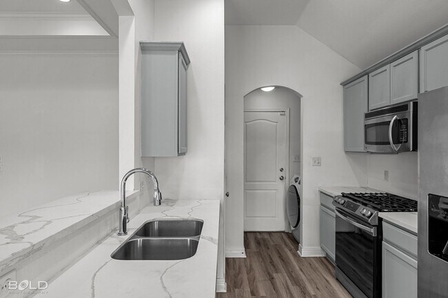 Building Photo - 521 Linnhurst Dr
