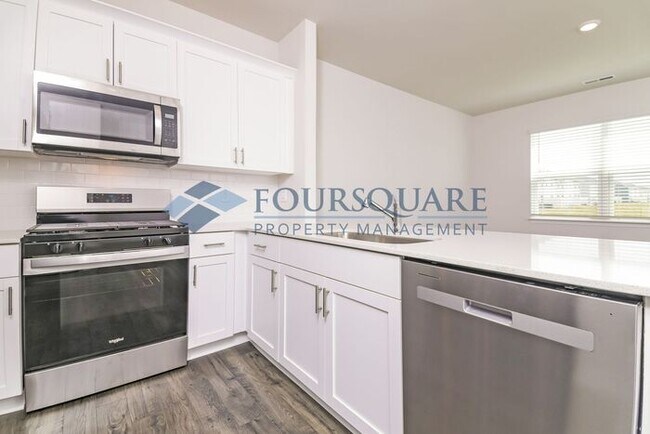 Building Photo - Townhome | Back Patio | Single Car Garage|...