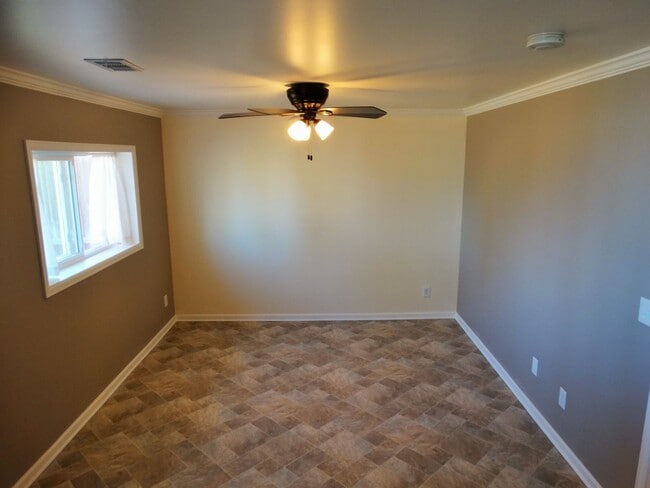 Building Photo - Tri-Level 3 Bedroom 2 Bath Large Backyard ...