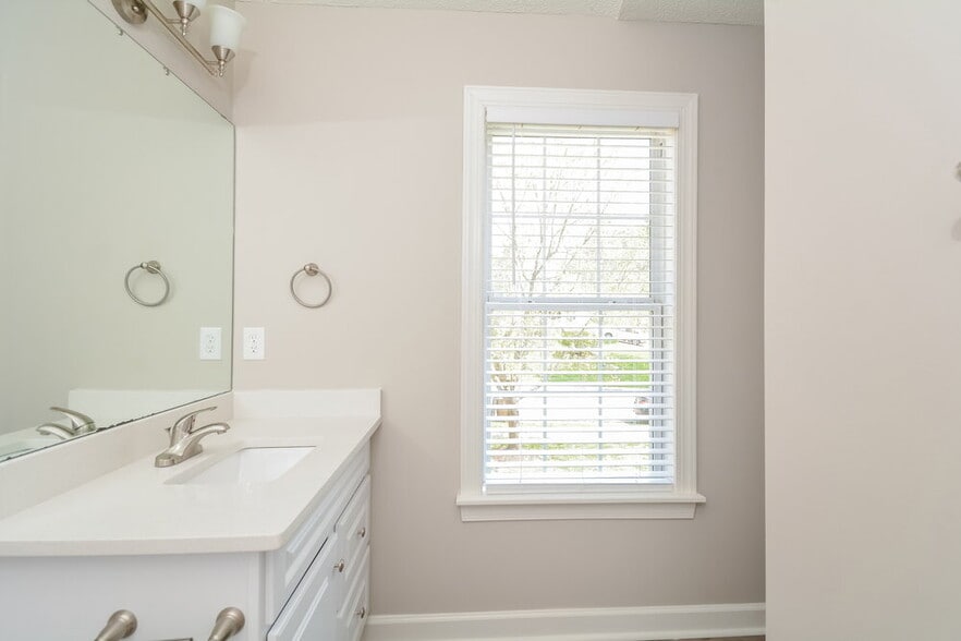 Building Photo - 805 Wallridge Dr