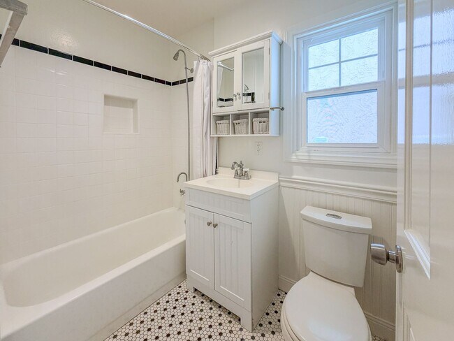 Building Photo - Hollywood Beach | 3 Bedroom + 2 Bathroom H...