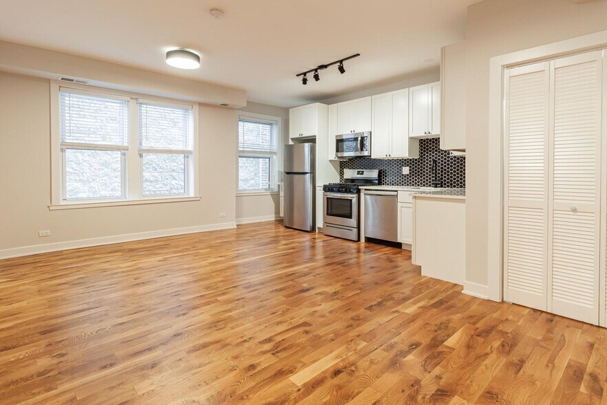 Building Photo - 656 W Wrightwood Ave