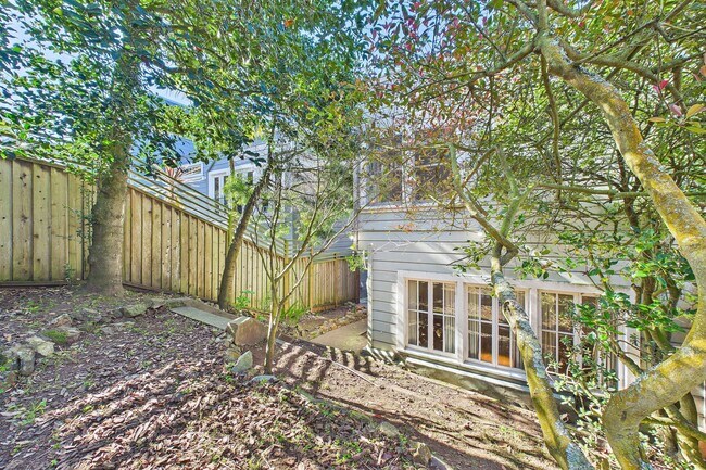 Building Photo - 924 Clayton St