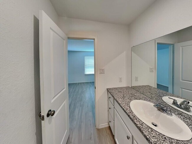 Building Photo - 116 Hollywood Dr