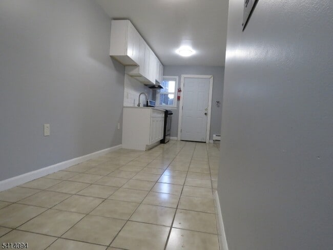 Building Photo - 768B State St