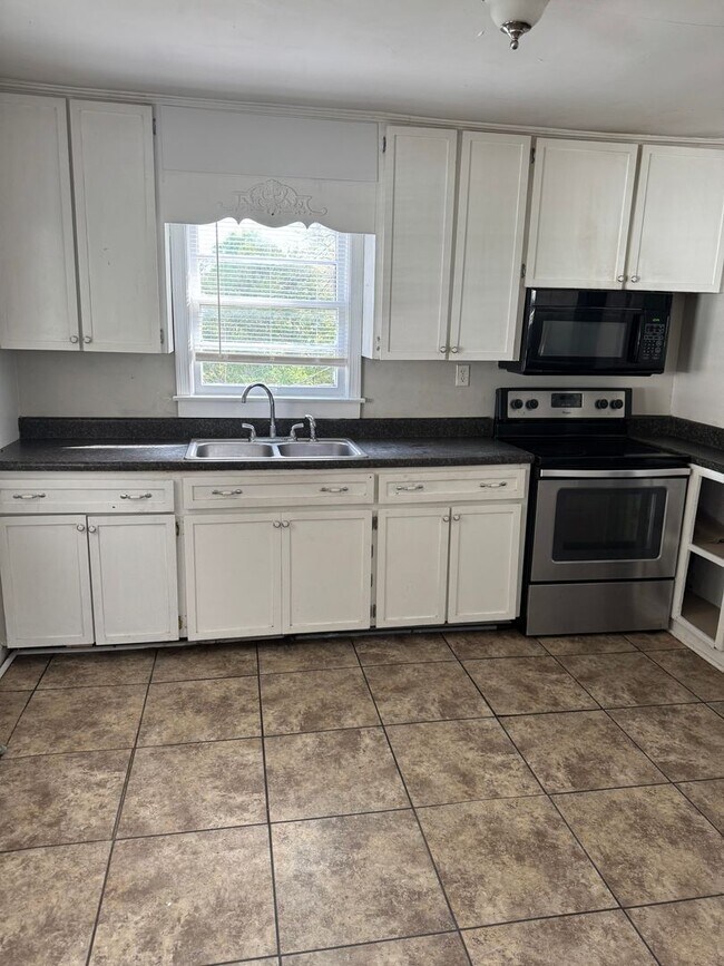 Building Photo - 320 W 41st St