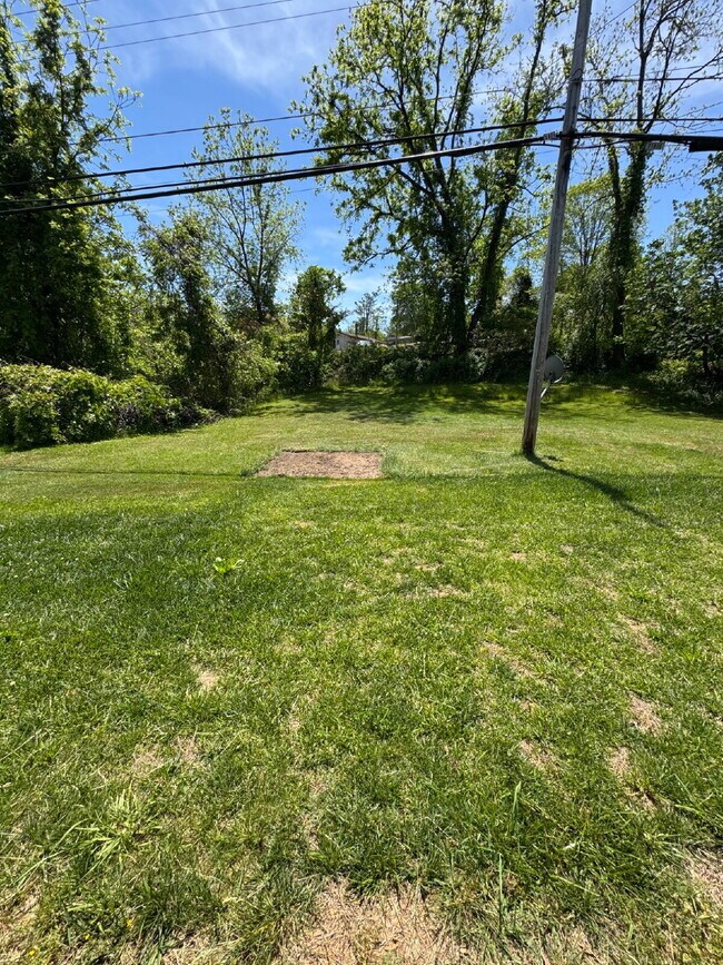 Building Photo - "Charming 3-Bedroom Retreat in Hendersonville - Cozy 1314 Sq Ft Home Awaits!"