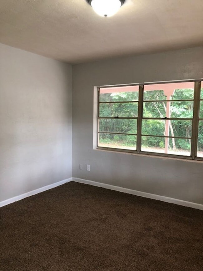 Building Photo - 3 Bed 1 Bath | Carport | Washer/Dryer Hook...