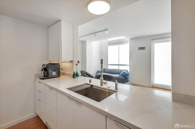 Building Photo - 69 Clementina St