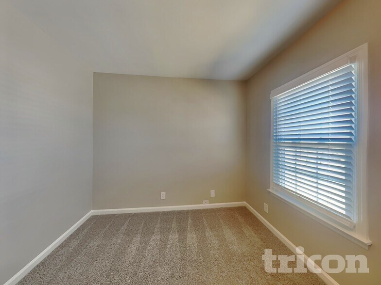 Building Photo - 2113 Putnam Ln