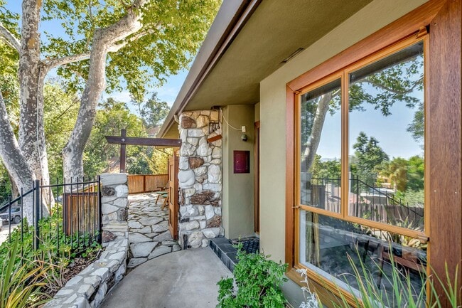 Building Photo - HOLIDAY SPECIAL***2 WEEKS FREE** 3 Bed/2 Bath Oasis in Royal Woods - Available Now