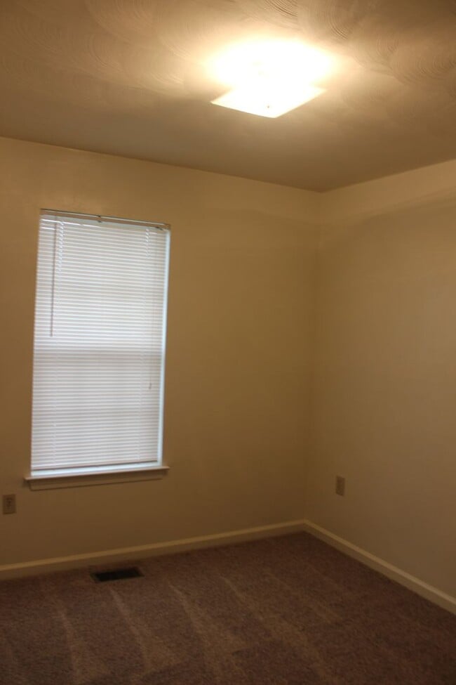 Building Photo - Rutherford Townhomes 4 Bedroom w/Den 3 Bathroom