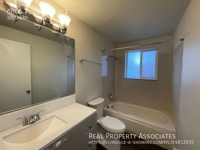 Building Photo - Affordable 3 bed, 1 bath unit w/laundry in...