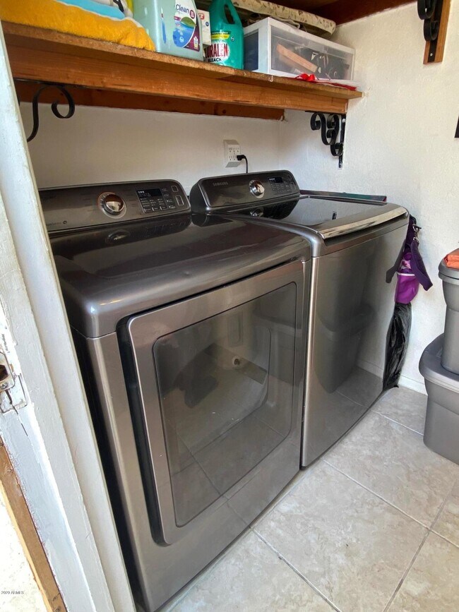 Building Photo - 808 E Cochise Dr