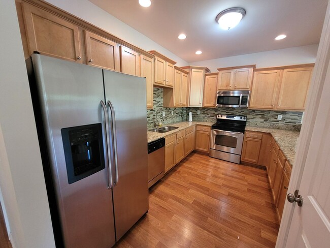 Building Photo - Gorgeous 3 bedroom, 2.5 bath townhome-styl...