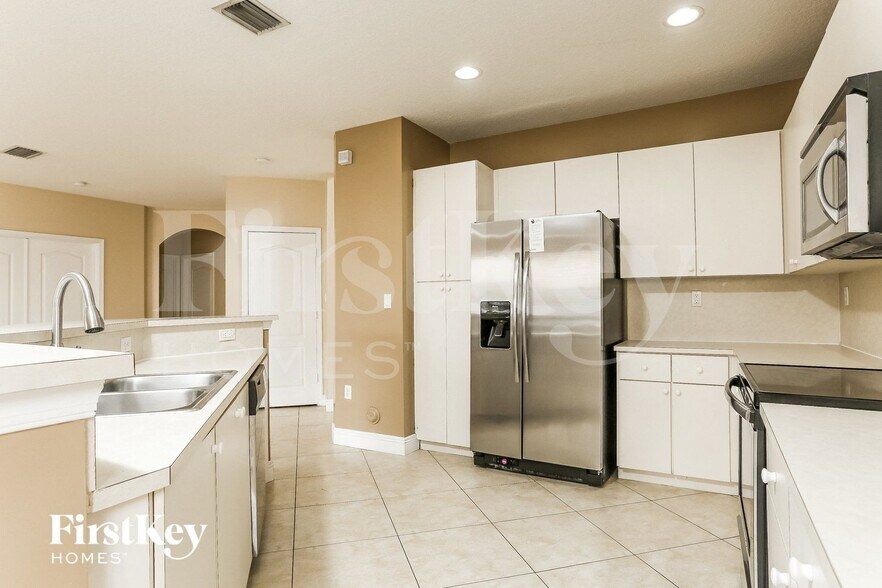 Building Photo - 2332 SW 126th Ave