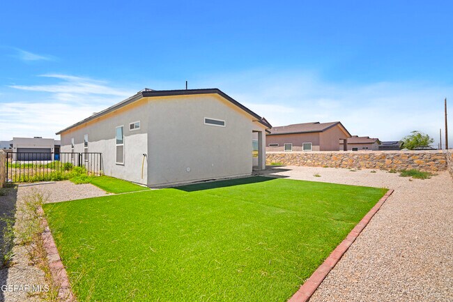 Building Photo - 12049 Hidden Gdns