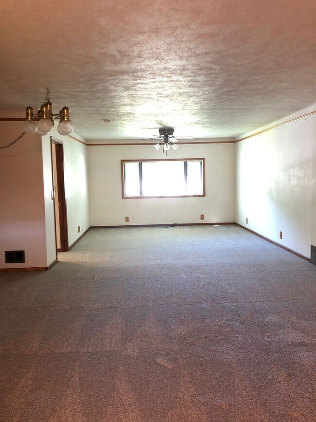 Building Photo - Large 4 bedroom 2 bath home right off of West Center
