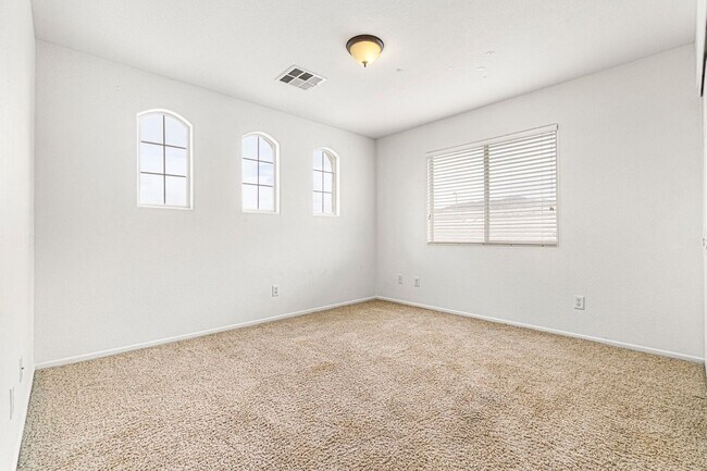 Building Photo - Immaculate 5 Bedroom, 3 bathroom home nest...