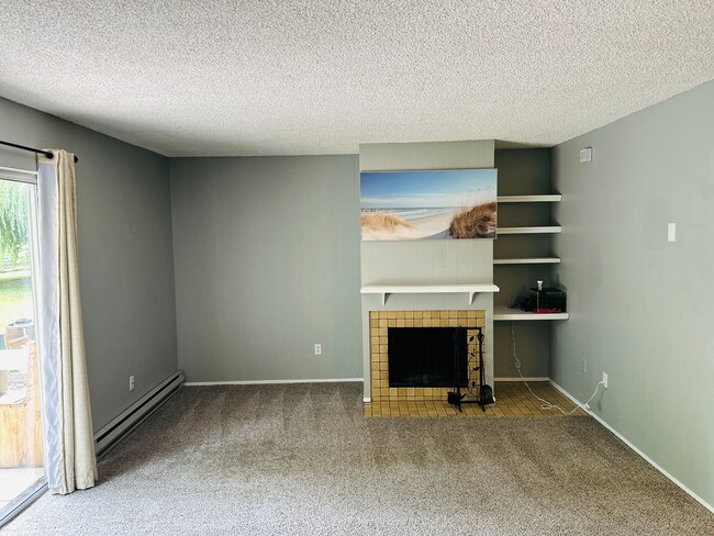 Building Photo - Charming Condo Conveniently Located