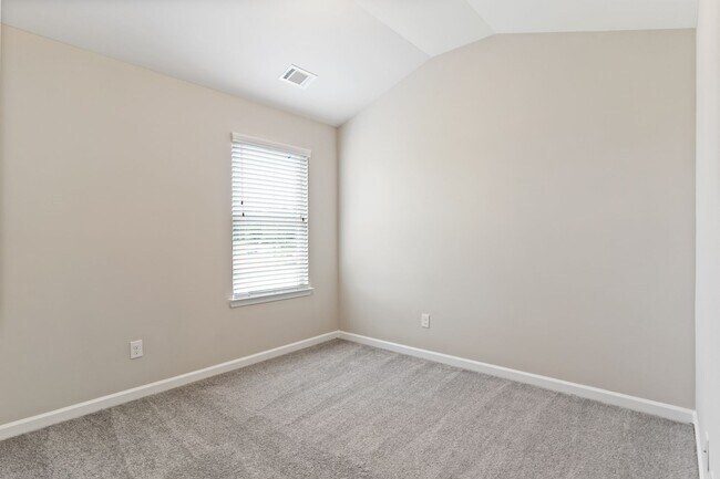 Building Photo - Contemporary 3 bed 2.5 Bath Town Home in Oakwood! Mundy Mill Township