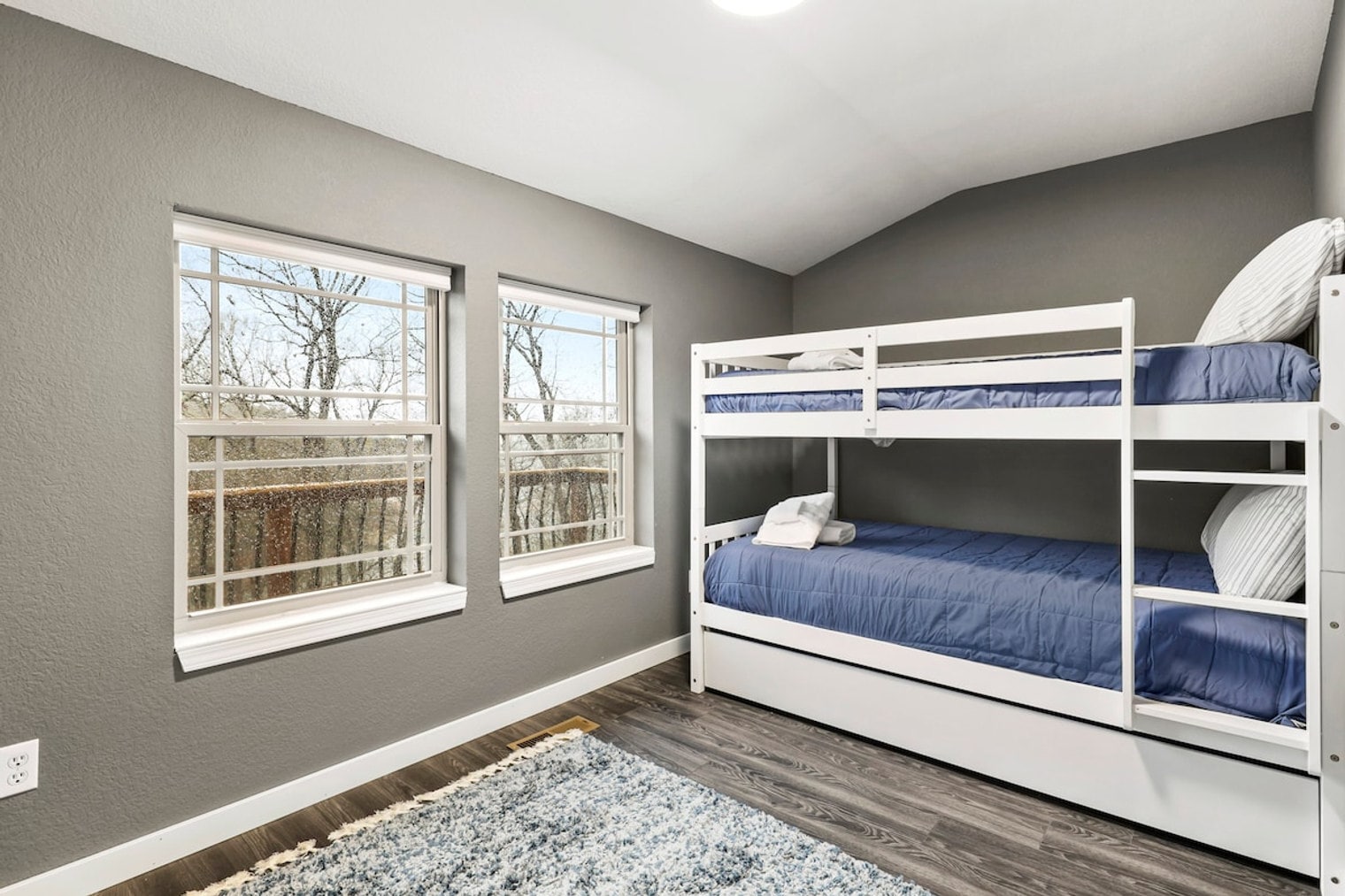 Building Photo - 211 Lakeshore Dr