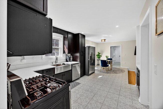 Building Photo - 8081 Kittery Ave