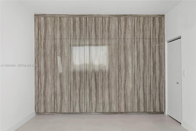 Building Photo - 1000 Venetian Way