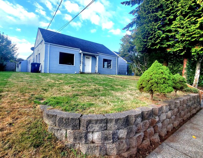 Building Photo - North End 4 bdrm, 2 bath, Oversized Garage...