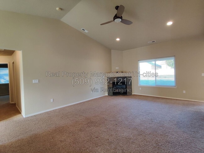 Building Photo - 2667 Torrey Pines Way