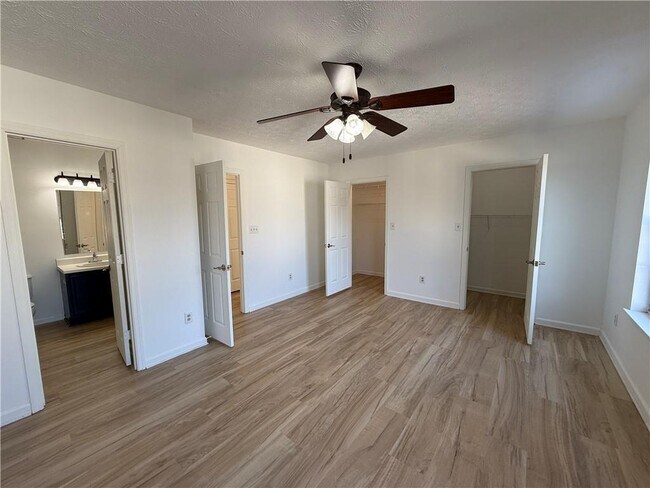 Building Photo - 3859 Meadow Creek Dr