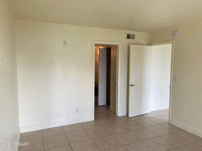 Building Photo - 2 bed condo overlooking the river