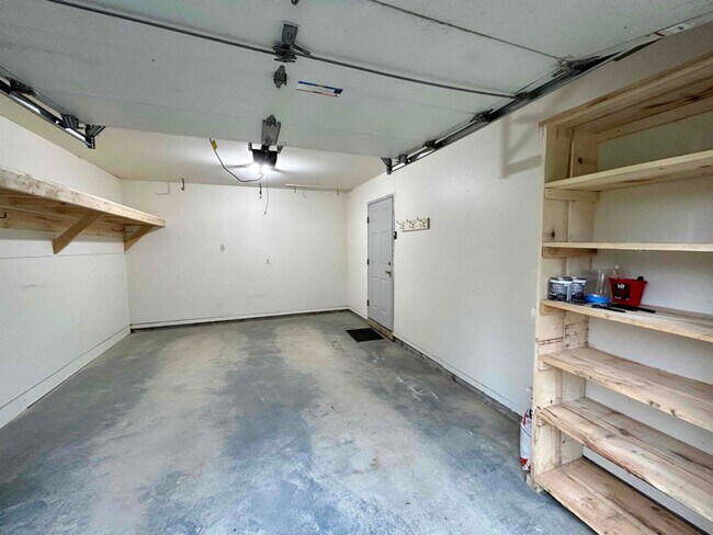 Building Photo - 882 Fuller Rd