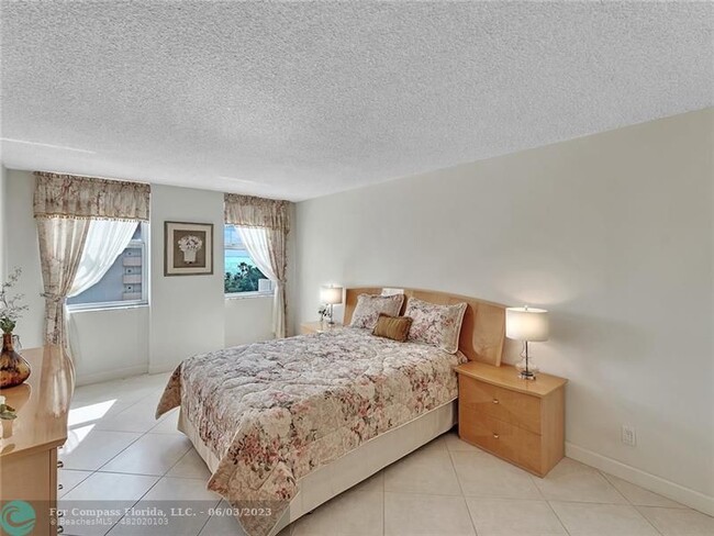 Building Photo - 1150 Hillsboro Mile-
