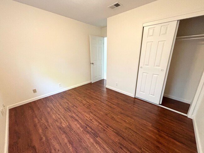 Building Photo - Lovely Cul-de-Sac Home in Davis – Close to Parks & Amenities