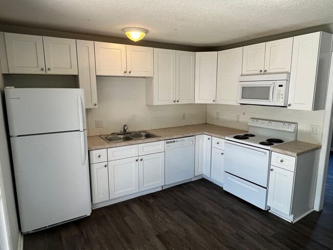 Building Photo - 1st Floor 2 Bed, 1 Bath Condo in Concord