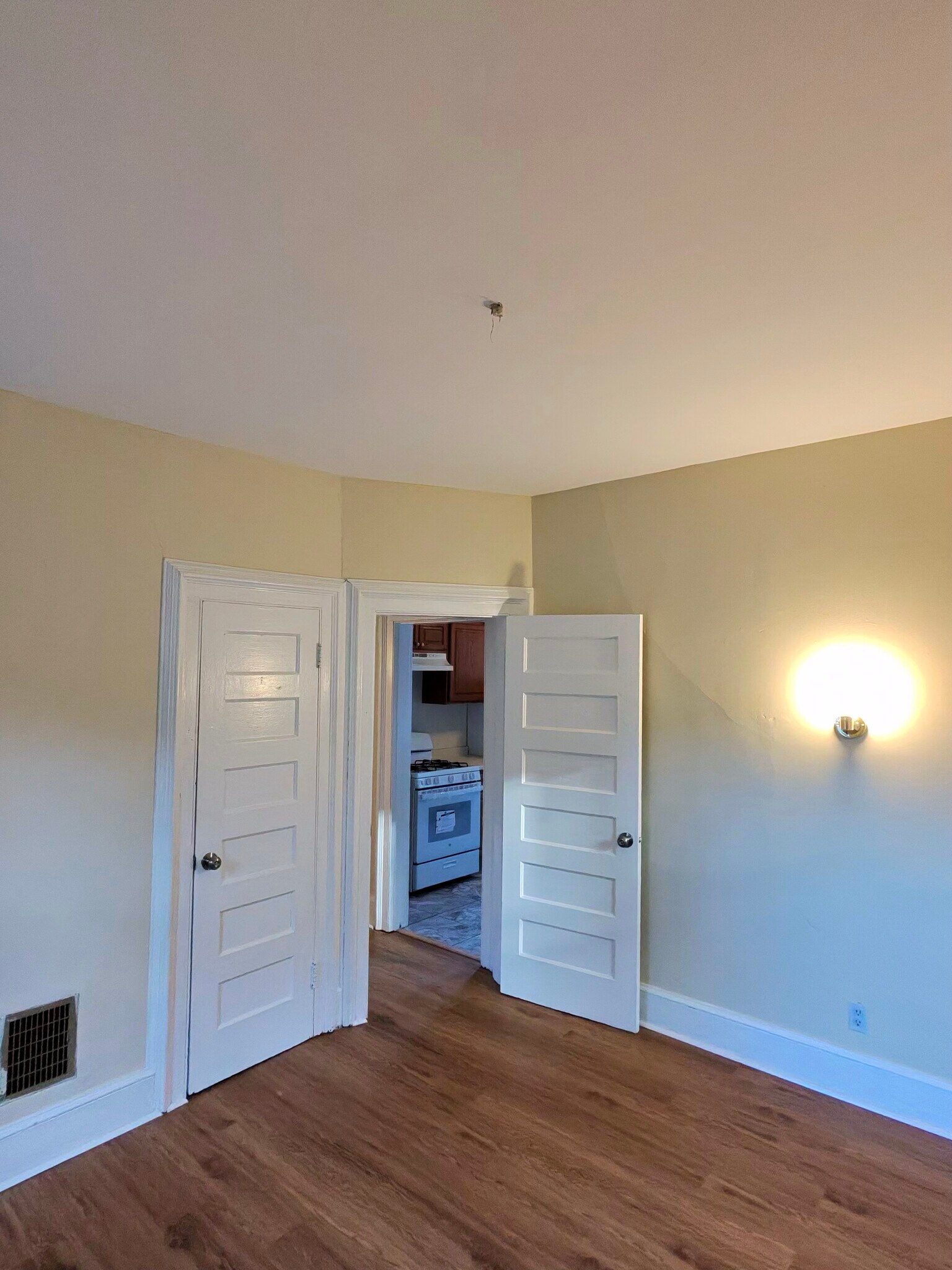 Building Photo - 142 Hillside Ave