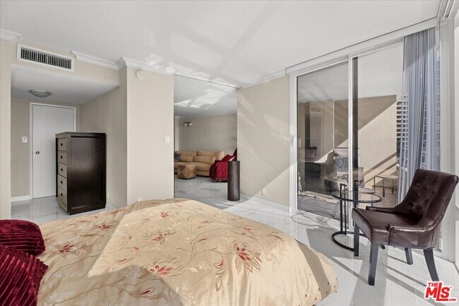 Building Photo - 4267 Marina City Dr