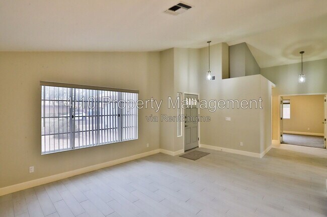 Building Photo - 4230 E Woodland Dr