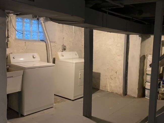 Building Photo - Beautifully updated and Spacious!  2 Bed House in Madisonville with walk through!!