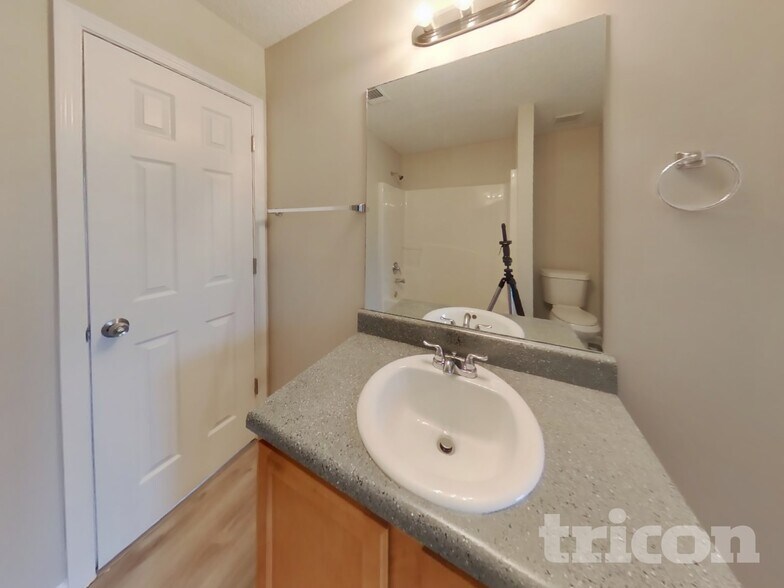 Building Photo - 9493 Creekside Rd