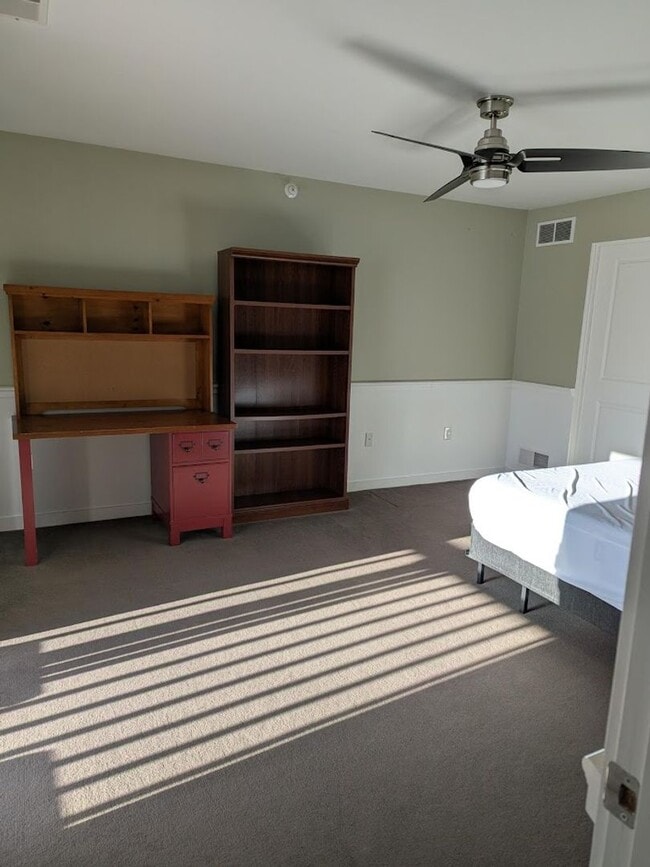 Building Photo - Bright and Spacious Condo for Rent in Downtown Verona