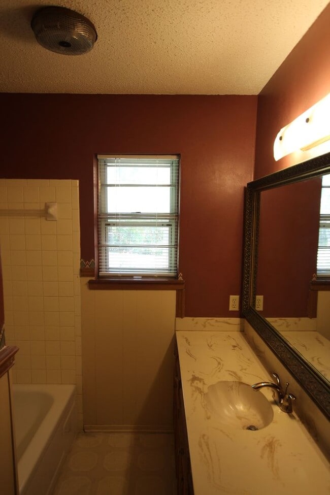 Building Photo - 1536 Crockett Dr